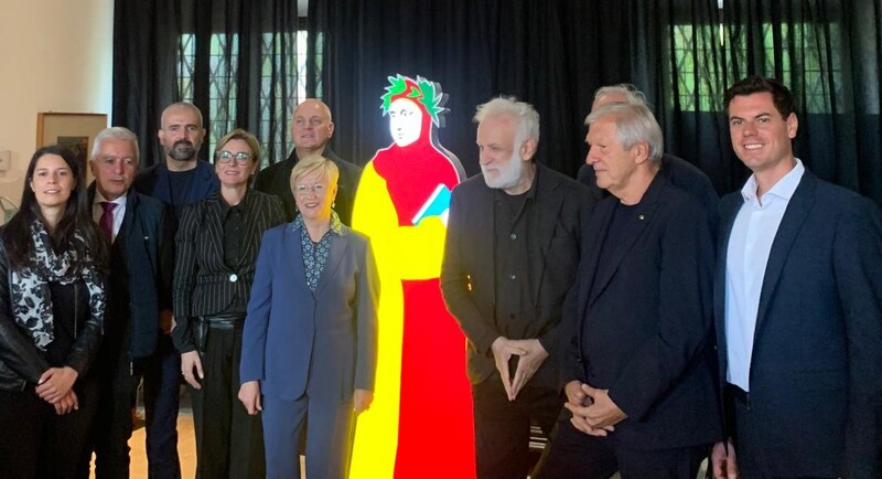 Inaugurata la mostra di Marco Lodola nella torre panoramica di Casa Boccaccio. L’artista interpreta il grande autore del Trecento e il Decameron. “Lodola et Boccaccio 25”: 10 opere su tela e una scultura a grandezza naturale di Giovanni Boccaccio